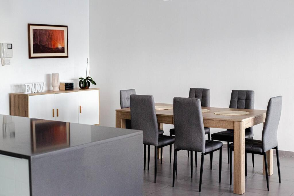 Seafront Two Bedroom Apartment Saint Julian's Екстер'єр фото