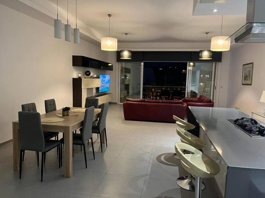 Seafront Two Bedroom Apartment Saint Julian's Екстер'єр фото